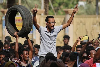 Tisícky pro-demokratických demonštrantov vyšlo do ulíc, aby odsúdili prevzatie moci armádou v Sudáne, v Chartúme 25. októbra 2021.