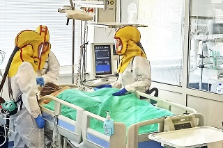 Na veľmi vyťaženom oddelení v UNLP je stále
veľa pacientov na umelej pľúcnej ventilácii.