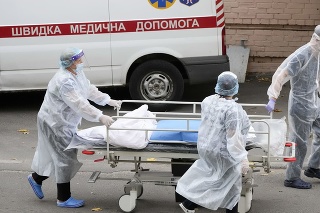 Na Ukrajine pribudol rekordný denný počet úmrtí, prípadov covidu i zaočkovaných.