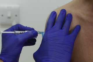  Na archívnej snímke zo 7. októbra 2020 očkovanie s vakcínou proti ochoreniu COVID-19 od americkej spoločnosti Novavax v Londýne.