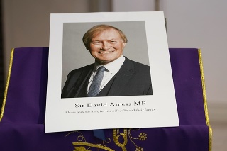 Poslanec britského parlamentu David Amess zomrel minulý týždeň na následky pobodania nožom počas stretnutia s voličmi. 