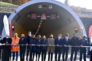 Slávnostné strihanie pásky počas slávnostného otvorenia diaľnice D1 Prešov, západ - Prešov, juh pred tunelom Prešov.