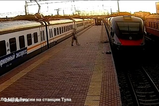 Vandalizmus v priamom prenose: Nahnevaný muž zaútočil na stojaci vlak v ruskej Tule