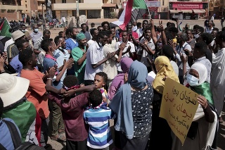 Masové protesty proti vojenskému prevratu v Sudáne.