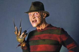 Rukavica a klobúk Freddyho Kruegera.