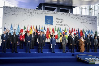 Svetoví lídri na dvojdňovom summite skupiny G20 v Ríme.