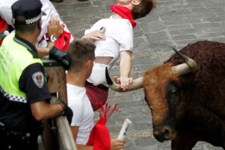 Býk útočí na muža počas šiesteho behu býkov v Pamplone