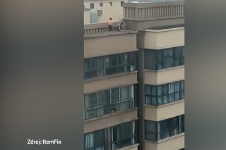 Kde sú rodičia? Dve deti sa bavia skákaním z budovy na budovu