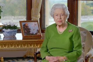 Dopredu natočená nahrávka britskej kráľovnej, ktorá sa premietala na summite s názvom COP26.