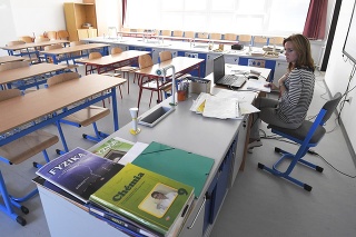 Učiteľka počas dištančného vyučovania na ZŠ Krosnianska 2 v Košiciach.