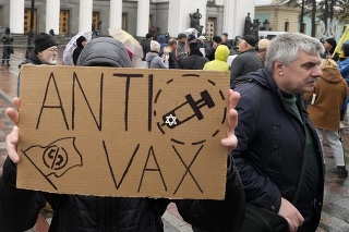 Ľudia na Ukrajine protestovali proti očkovaniu bez rúšok.