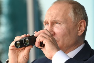 Vladimir Putin na medzinárodnom leteckom veľtrhu v meste Žukovskij neďaleko Moskvy.