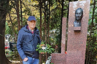 Syn Pavol pri otcovom hrobe: 
Posledným miestom odpočinku 
Alexandra Dubčeka je bratislavský 
cintorín v Slávičom údolí. 
