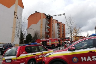 Zásah hasičov počas požiaru bytového domu na sídlisku Hájik v Žiline.