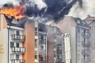 Požiar zachvátil strechu
a podkrovný byt na žilinskom
sidlisku Hájik. S plameňmi
bojovalo 22 hasičov. 