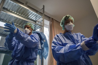 Piatim maďarským dôchodcom diagnostikovali koronavírus, previezli ich do nemocnice (ilustračné foto).