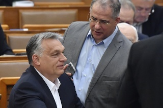 Maďarský premiér Viktor Orbán (vľavo) a poslanec vládnej strany Fidesz Lajos Kósa. 