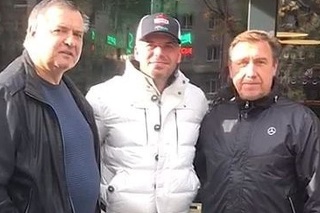 POSLEDNÉ STRETNUTIE: Rusnák (vľavo) sa v stredu stretol s Pašekom aj za prítomnosti bývalého fínskeho trénera Juha Junnoa.