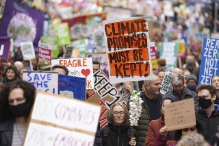 Klimatického protestu v Glasgowe sa podľa organizátorov zúčastnilo 100-tisíc ľudí.