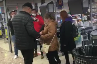 Antirúškari opäť robili rozruch v známom supermarkete v Piešťanoch. 