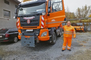 Vodič Štefan (36) pri novej Tatre,
ktorá má spotrebu okolo 38 litrov dieslu.