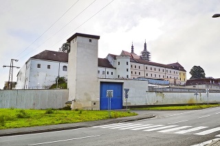 Za múrmi najstráženejšej väznice na Slovensku v Ilave derie školské lavice 29 odsúdených.