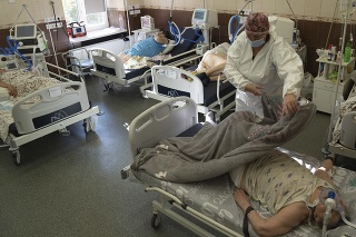 Zdravotník sa stará o pacienta s COVID-19 v meste Charkov na severovýchode Ukrajiny.