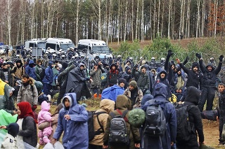 Utečencov delí od vstupu do Poľska len ostnatý plot.