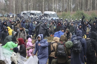 Stovky migrantov sa pokúsili vtrhnúť z Bieloruska do Poľska.