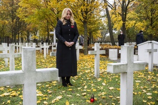 Na snímke prezidentka SR Zuzana Čaputová počas pietneho aktu pri príležitosti Dňa vojnových veteránov na Vojenskom cintoríne Petržalka - Kopčany.
