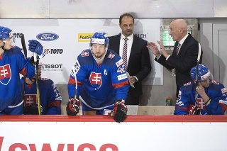 V popredí sprava slovenský hokejista Filip Krivošík.