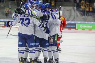 Na snímke radosť slovenských hokejistov po strelení gólu na 2:1  počas prípravného zápasu Slovensko - Švajčiarsko na Nemeckom pohári v Krefelde.