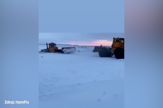 Traktor sa zasekol v snehu a ľade: Situáciu zachránila skvelá spolupráca