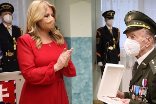 Na snímke vľavo prezidentka SR Zuzana Čaputová odovzdáva štátne vyznamenanie, vpravo si ho preberá kpt. v. v. Ing. Štefan Šteflovič.