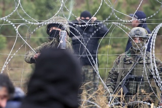 Stovky migrantov sa pokúsili vtrhnúť z Bieloruska do Poľska.
