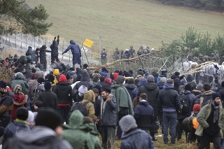 Migranti na hraniciach hádzali do policajtov kamene.