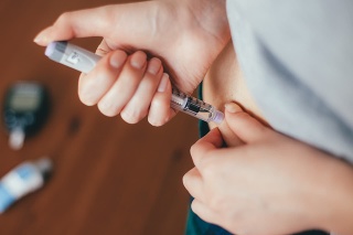 woman doing injection with insulin pen
