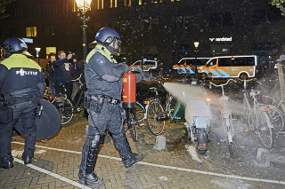 V Holandsku musela pre protesty zasahovať polícia.