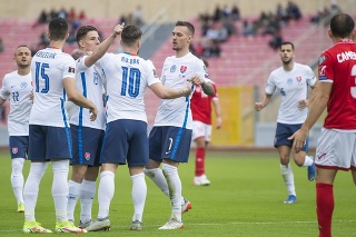 Na snímke uprostred slovenský reprezentant Albert Rusnák oslavuje gól v zápase H-skupiny európskej kvalifikácie MS 2022 vo futbale Malta - Slovensko.