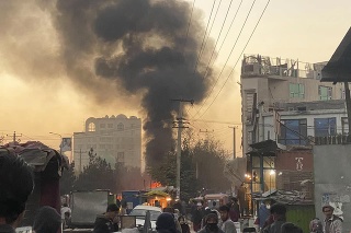 Stúpajúci dym v Kábule po útoku na mikrobus.