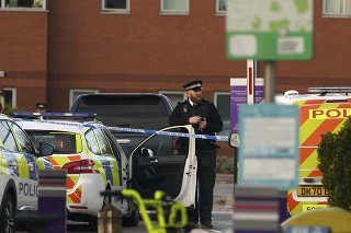 Protiteroristická polícia v Británii vyšetruje nedeľný výbuch v nemocnici v meste Liverpool, ktorý zabil jedného človeka a ďalšieho zranil.