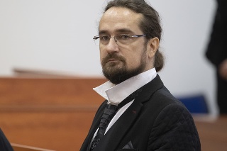Tibor Eliot Rostas na súde.