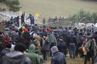 Migranti na hraniciach hádzali do policajtov kamene.