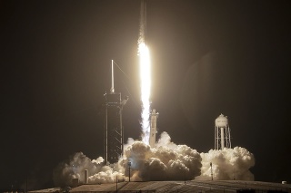 Loď Crew Dragon spoločnosti SpaceX so štyrmi astronautmi na palube.
