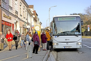 Cestujúci čakali na spoje do Bratislavy poriadne dlho.