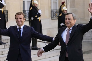 Prezident Francúzska Emmanuel Macron a taliansky premiér Mario Draghi