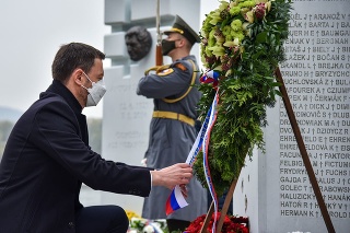 predseda vlády SR Eduard Heger počas položenia venca k pamätníku Brána slobody na Devíne pri príležitostí Dňa boja za slobodu a demokraciu, 17. novembra 2021 v Bratislave.