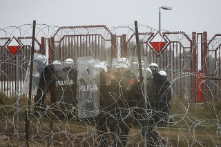 Poľské ozbrojené zložky v utorok v okolí obce Kužnica použili slzotvorný plyn proti migrantom, ktorí na nich spoza pohraničného plota hádzali kamene a zábleskové granáty.