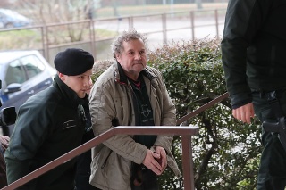 Obvineného z vraždy Gejzu K. (68) v bratislavskej Devínskej Novej Vsi v nedeľu popoludní predviedli pred sudcu Okresného súdu Bratislava IV.  