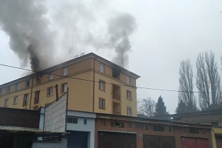 V Žiline zahynula žena pri požiari bytovky na ulici Veľká okružná.